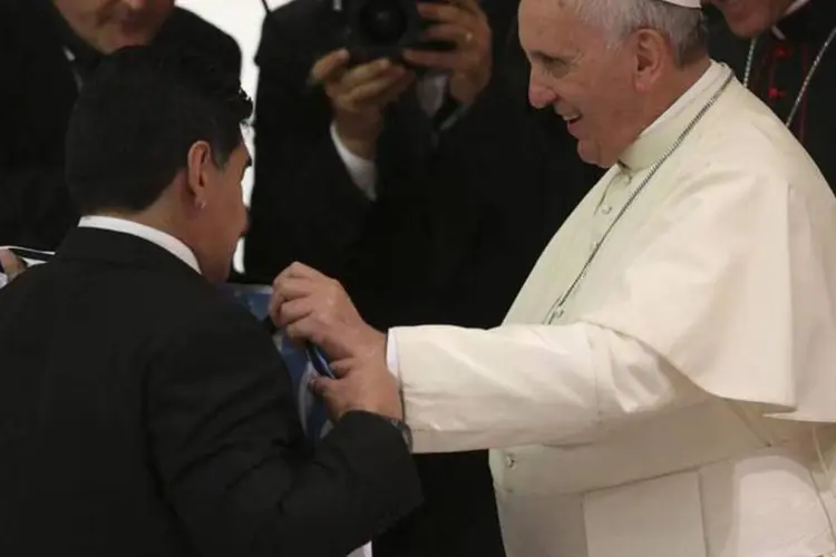 Ex-jogador Diego Maradona em audiência com papa Francisco nesta segunda-feira, no Vaticano (Alessandro Bianchi/Reuters)