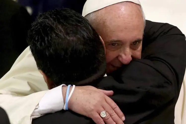 Ex-jogador Diego Maradona abraça o Papa Francisco durante um evento no Vaticano (Alessandro Bianchi/Reuters)