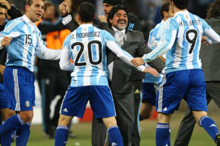 Maradona promente visitar China com o objetivo de arrecadar fundos para pacientes de baixa renda e que sofrem de câncer (Richard Heathcote/Getty images)