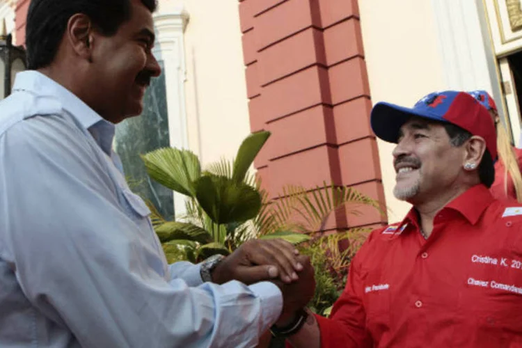 O candidato à Presidência da Venezuela, Nicolas Maduro, cumprimenta o ex-jogador argentino Diego Maradona (REUTERS/Miraflores Palace)