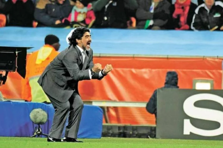 Maradona teria encerrado a carreira com uma dívida de US$ 37 milhões com o fisco    (Alexandre Battibugli/Placar)