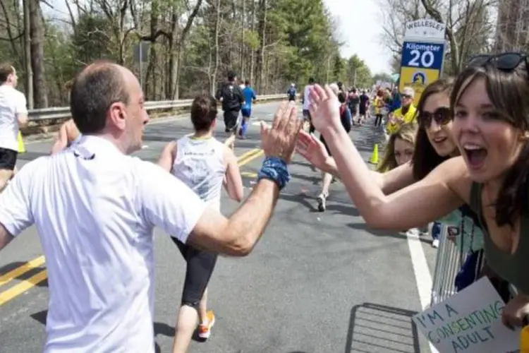 
	Maratona de Boston antes das explos&otilde;es:&nbsp;o vice-presidente Joe Biden, que tinha convocado uma confer&ecirc;ncia telef&ocirc;nica para falar sobre os debates no Congresso em rela&ccedil;&atilde;o ao controle das armas, disse orar pelos feridos.
 (Reuters)