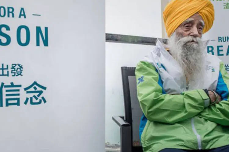 Singh participa de uma entrevista coletiva em Hong Kong: no domingo, o atleta, que fará 102 anos em 1 de abril, competirá na corrida dos 10 km que será realizada por ocasião da maratona de Hong Kong. (©afp.com / Philippe Lopez)