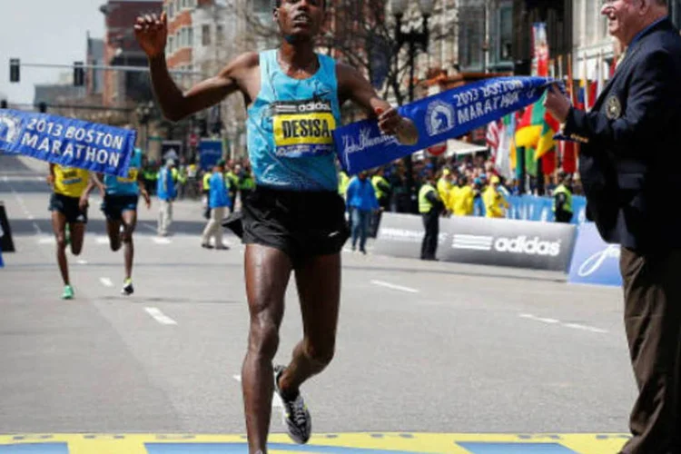 
	Maratona de Boston: Lelisa Desia Benti, da Eti&oacute;pia, cruza a linha de chegada e vence a divis&atilde;o masculina da Maratona de Boston de 2013.
 (Jim Rogash/Getty Images)