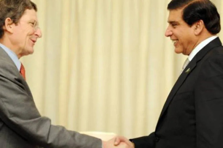 
	Marc Grossman cumprimenta o primeiro-ministro paquistan&ecirc;s Raja Pervez: Grossman deixar&aacute; o posto em dezembro e seu principal auxiliar, David Pearce, ocupar&aacute; o cargo
 (Aamir Qureshi/AFP)