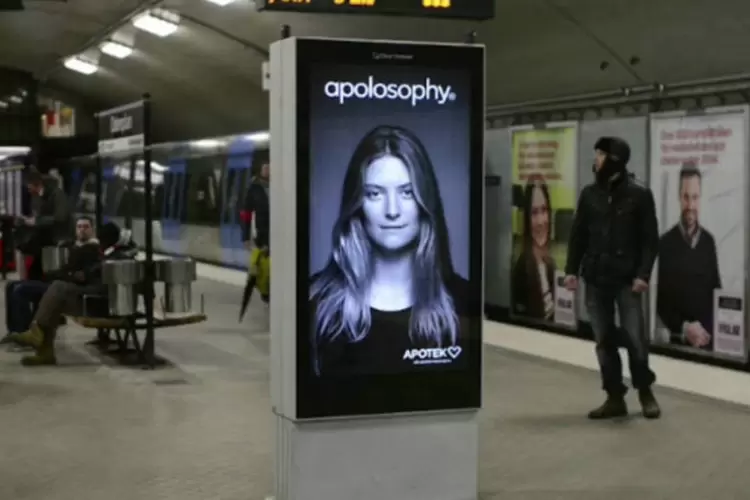 Anúncio interage com passagem de trem do metrô: sensores ultra-sônicos detectavam proximidade da composição, acionando animação que transmite conceito “Dê vida aos seus cabelos” (Reprodução/Vimeo/Ourwork)