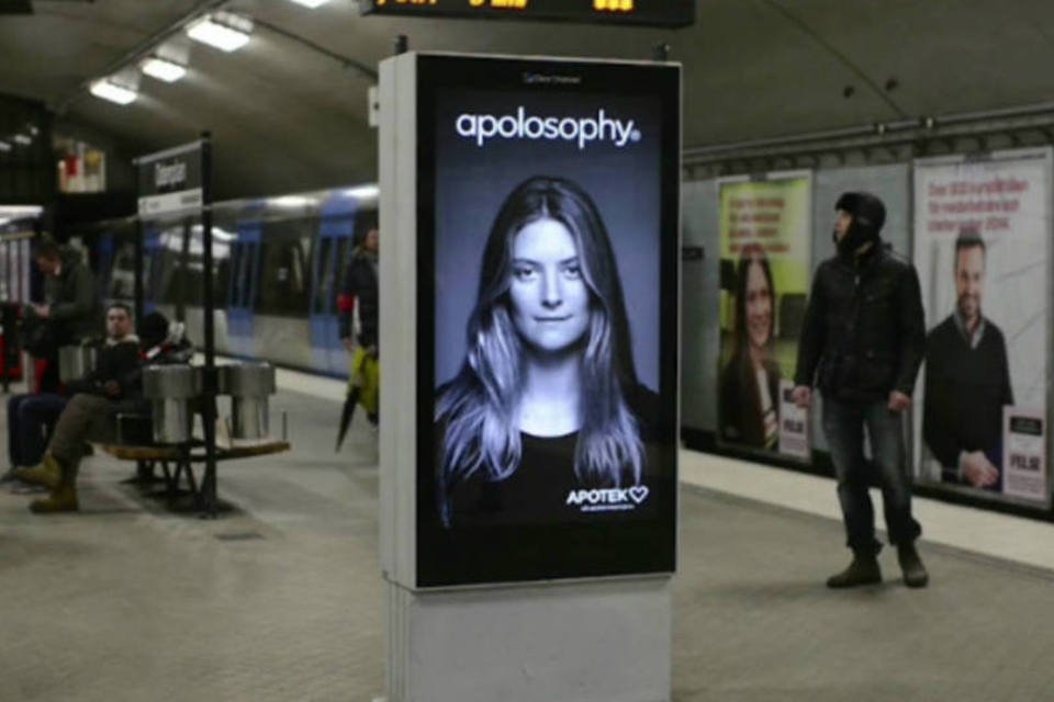 Anúncio interage quando trem passa no metrô da Suécia