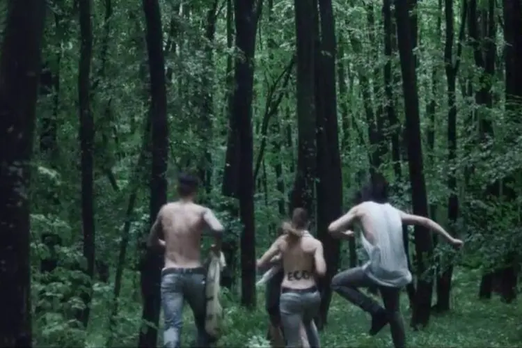 Marca entra na onda dos protestos: filme mostra manifestantes usando jeans em meio a uma floresta (Reprodução/YouTube)