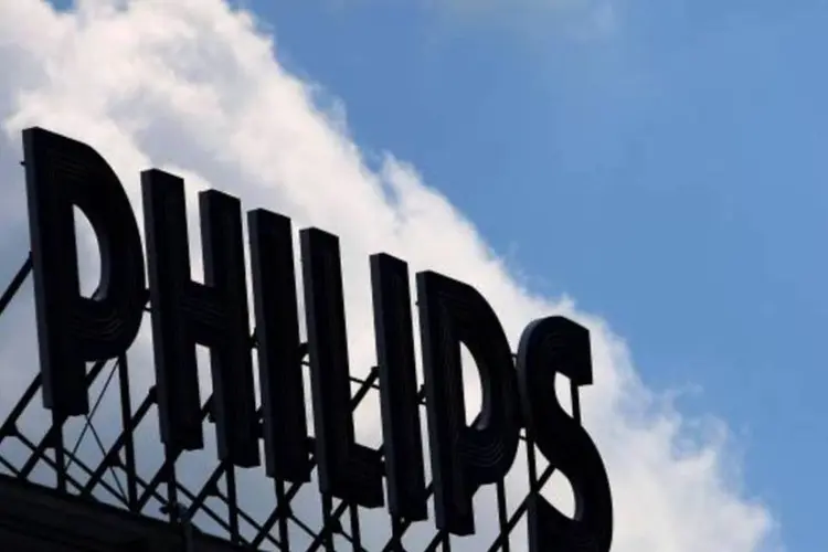 
	Logo da Philips em pr&eacute;dio: grupo apresentou preju&iacute;zo l&iacute;quido de &euro; 355 milh&otilde;es no quarto trimestre, atribu&iacute;do a provis&otilde;es j&aacute; sinalizadas e encargos
 (Patrik Stollarz/Getty Images)