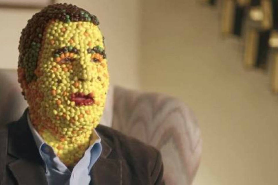 Homem feito de Skittles estrela documentário da marca