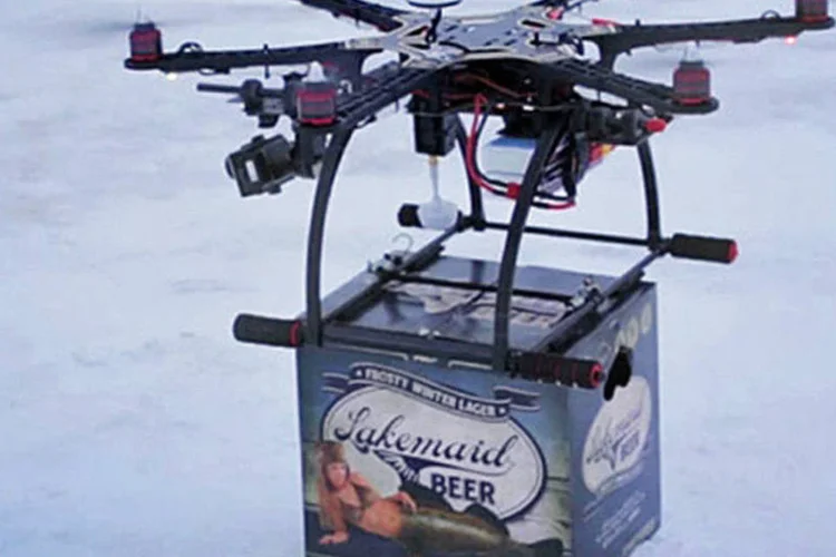 
	Marca de cerveja Lakemaid testa entrega com drones: localiza&ccedil;&atilde;o dos consumidores &eacute; enviada atrav&eacute;s de GPS
 (Divulgação/Lakemaid)
