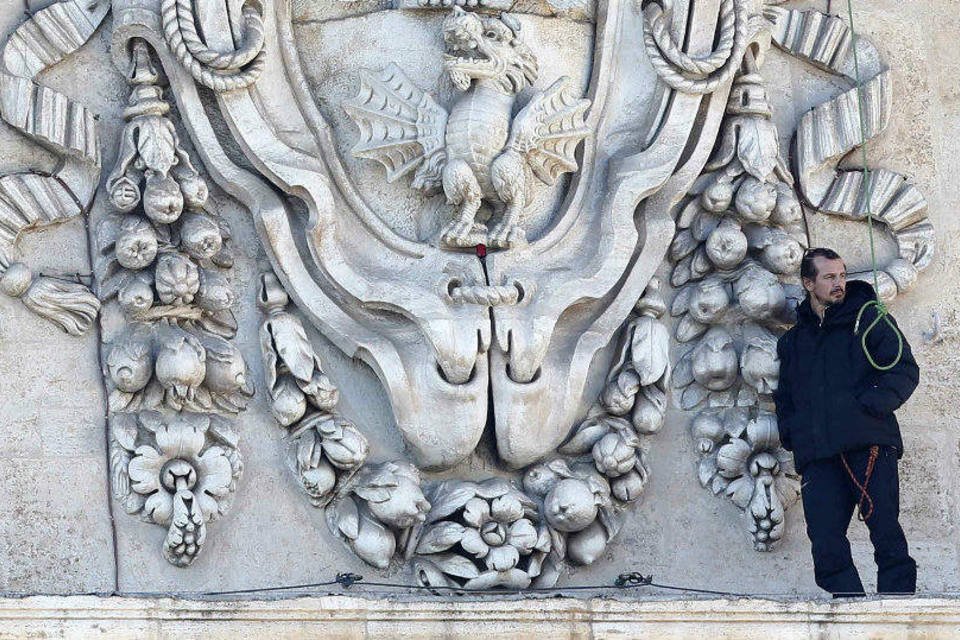 Empresário passa a noite agarrado à basílica no Vaticano