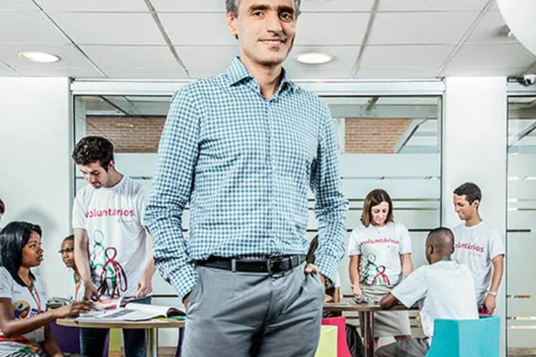 Marcelo Cardoso, do Fleury, com funcionários voluntários: ao estimular a participação do time em ações sociais, o número de voluntários cresceu 110% em um ano (Omar Paixão)