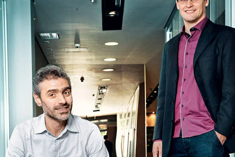 Marcelo Cardoso, diretor de RH, e o psicólogo Thiago Pavin (em pé), ambos do Grupo Fleury: a empresa adotou metas e bônus coletivos para combater os males causados pelo individualismo (Paulo Pampolin/HYPE)