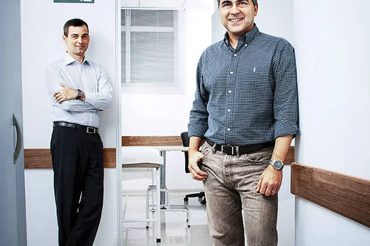 Ao lado, Marcelo Nóbrega, diretor de RH, e o médico do trabalho Mário Martins (mais à esq.), ambos da Reckitt: mudança na gestão da saúde provocou queda de 14% dos gastos totais da empresa  (Omar Paixão)