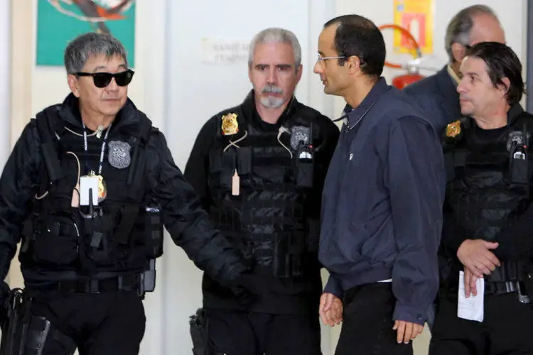 Empresário Marcelo Odebrecht é escoltado por policiais em Curitiba (Rodolfo Burher/Reuters)