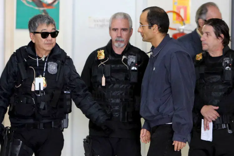 
	Empres&aacute;rio Marcelo Odebrecht &eacute; escoltado por policiais em Curitiba: a PF tra&ccedil;ou um panorama a partir das anota&ccedil;&otilde;es feitas pelo pr&oacute;prio Odebrecht em seu telefone celular
 (Rodolfo Burher/Reuters)