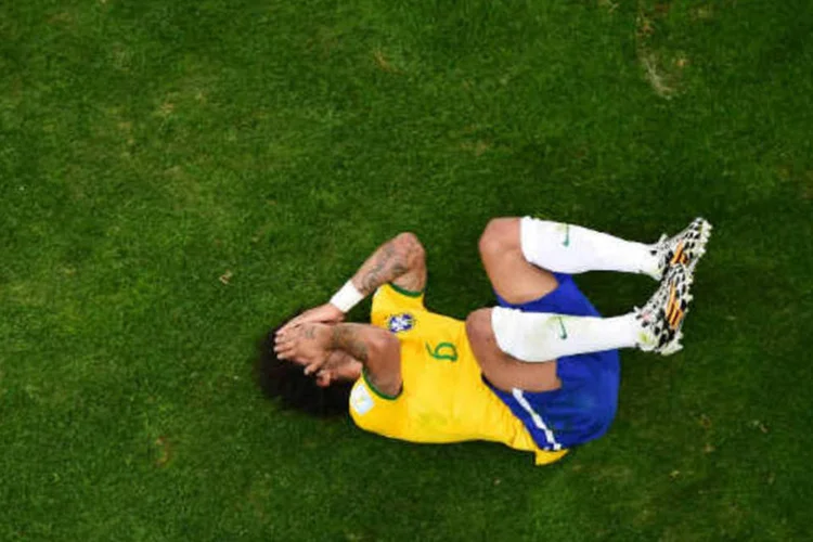 
	Marcelo, da sele&ccedil;&atilde;o brasileira, na partida contra a Alemanha na Copa de 2014: o Brasil est&aacute; nas cordas, para usar uma met&aacute;fora n&atilde;o futebol&iacute;stica, dado que as futebol&iacute;sticas est&atilde;o tamb&eacute;m em baixa
 (Francois Xavier Marit/ Pool/Getty Images)
