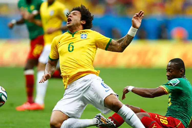 O jogador Enoh Eyong do Camarões (d) comete falta sobre o brasileiro Marcelo em jogo da Copa (REUTERS/Dominic Ebenbichler)
