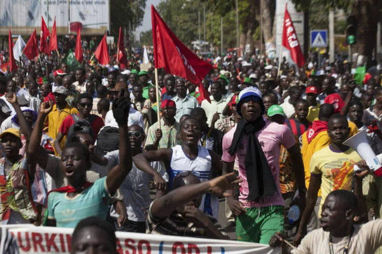 Pessoas fazem marcha em Burkina Faso contra projeto que permitiria prorrogar o mandato do presidente (Joe Penney/Reuters)