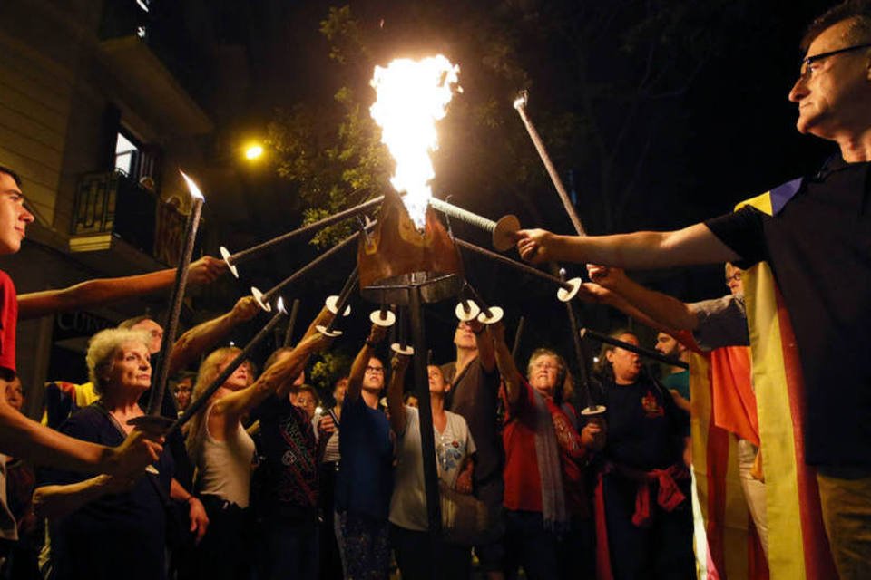 Multidão amarela e vermelha pede referendo na Catalunha