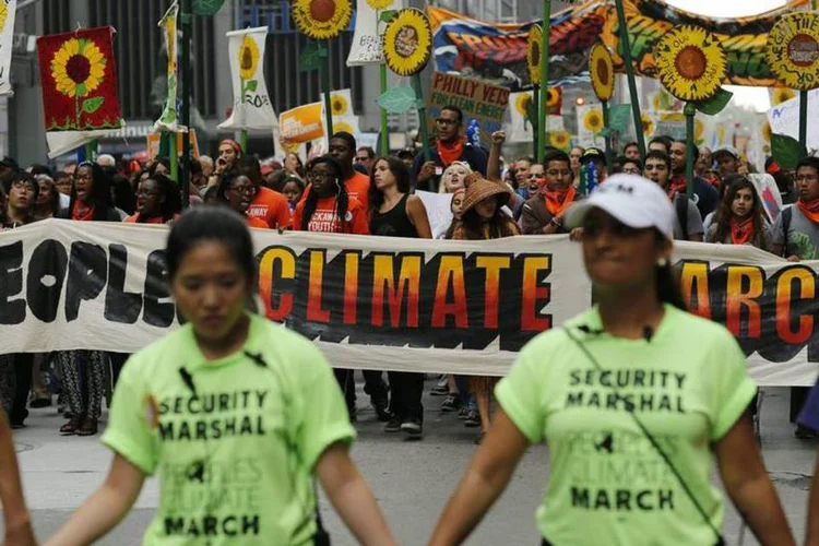 
	Nova York: manifesta&ccedil;&atilde;o pedindo a&ccedil;&atilde;o sobre mudan&ccedil;as clim&aacute;ticas levou cerca de 400 mil pessoas para a rua
 (REUTERS/Eduardo Munoz/Reuters)