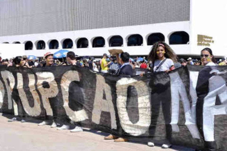 Marcha contra a corrupção reúne jovens na Esplanada dos Ministérios