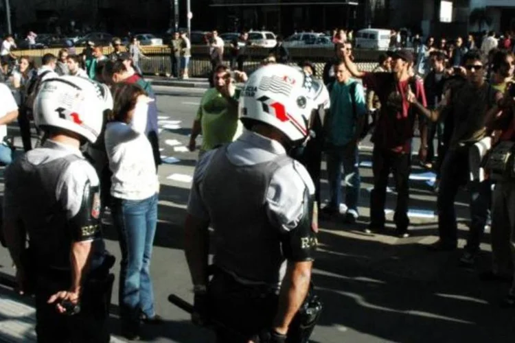 Cerca de 500 pessoas se reuniram no Masp contra a decisão do Tribunal de Justiça de São Paulo de proibir a realização da Marcha da Maconha. Manifestação gerou conflito entre grupos contrários e a PM (Sebas G/Flickr)