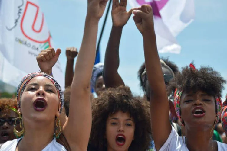 
	Marcha das Mulheres Negras: ao longo de dez anos, a renda das mulheres avan&ccedil;ou apenas quatro pontos percentuais em rela&ccedil;&atilde;o a dos homens
 (Marcello Casal Jr/ Agência Brasil)