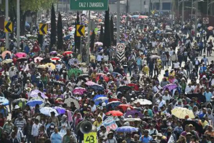 Milhares de pessoas participam de marcha pela Cidade do México pelo desaparecimento dos 43 estudantes (Ronaldo Schemidt/AFP)