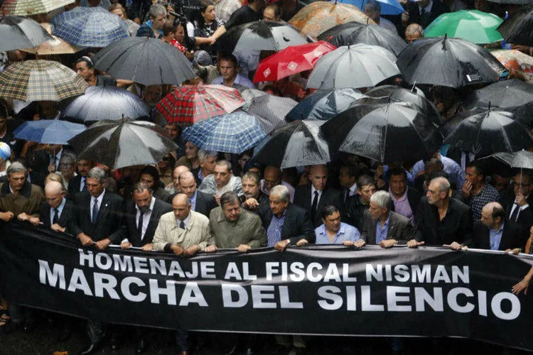 A chamada "Marcha do Silêncio", para pedir justiça pela morte do promotor argentino Alberto Nisman (Enrique Marcarian/Reuters)