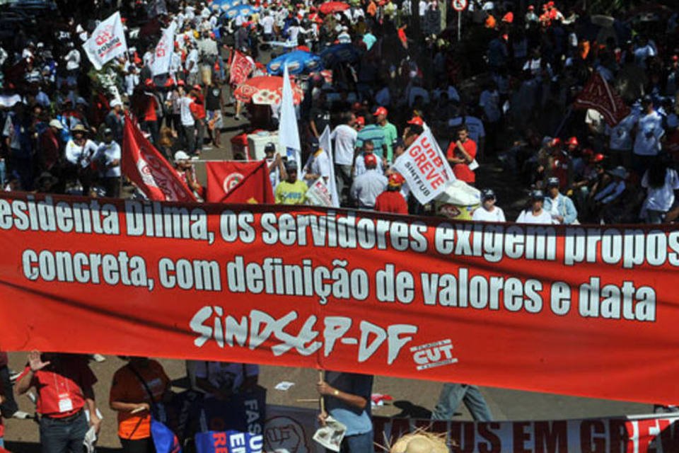 Marcha de servidores públicos reúne 6 mil em Brasília