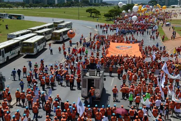 7ª Marcha a Brasília: após a marcha, representantes das centrais sindicais serão recebidos pelo presidente do Senado, Renan Calheiros, por Joaquim Barbosa, e pelo presidente da Câmara dos Deputados, Henrique Alves. (Marcello Casal Jr./ABr)