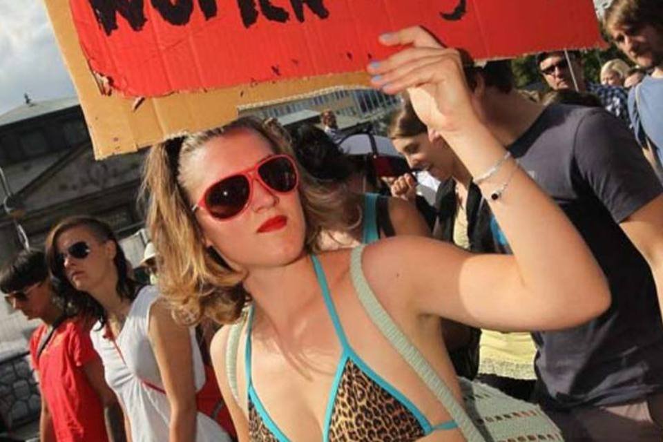 'Marcha das Vadias' faz alerta contra abuso de mulheres