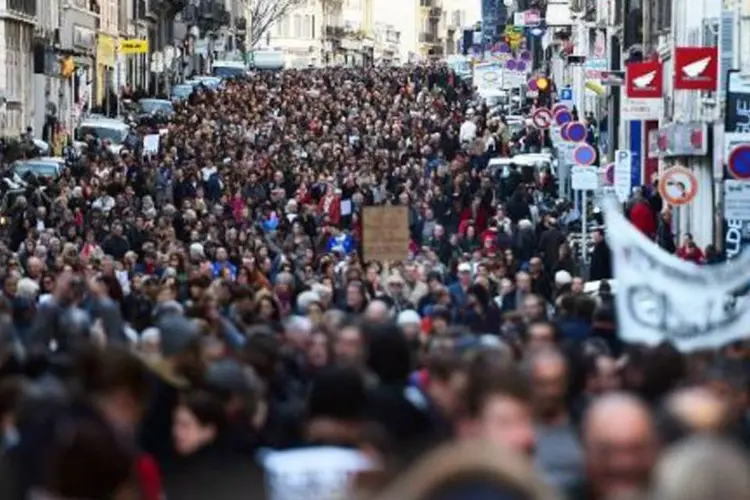 Uma multidão marcha na cidade de Marselha, no sudeste da França, em memória das vítimas dos ataques jihadistas que chocaram o país (Afp.com / ANNE-CHRISTINE POUJOULAT)