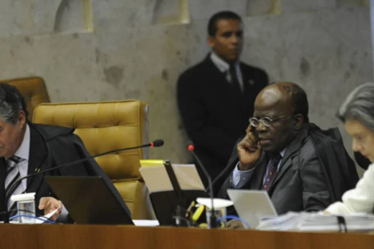 
	Os ministros do STF, Marco Aur&eacute;lio de Mello, Joaquim Barbosa e C&aacute;rmen L&uacute;cia: sobre a pris&atilde;o imediata dos r&eacute;us, pedido que ser&aacute; refor&ccedil;ado pelo Minist&eacute;rio P&uacute;blico Federal assim que se encerrar o julgamento
 (Fabio Rodrigues Pozzebom/ABr)