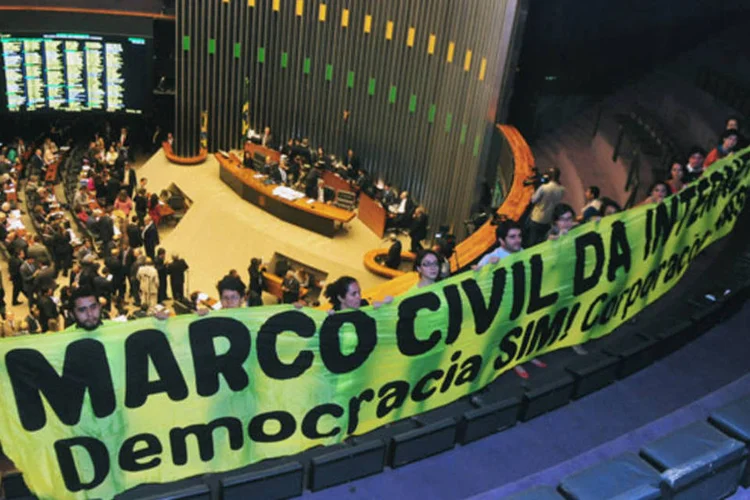 
	Manifesta&ccedil;&atilde;o em vota&ccedil;&atilde;o do Marco Civil da Internet: texto excluiu proposta inicial que obrigava empresas de internet a manterem seus datacenters no Brasil
 (Gustavo Lima/Câmara dos Deputados)