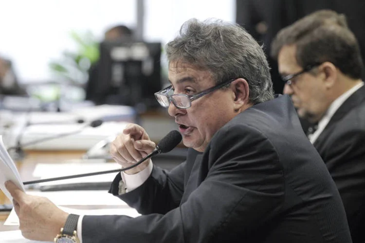 Senador Zezé Perrella (PDT-MG) apresenta relatório sobre o projeto do Marco Civil da Internet, no qual defende a aprovação do mesmo texto encaminhado pela Câmara dos Deputados, com ajustes de redação (José Cruz/Agência Senado)