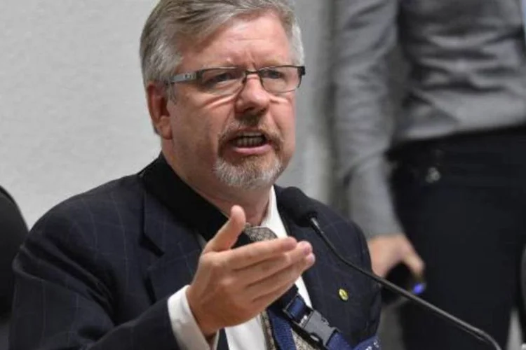 
	Marco Maia: na nova vers&atilde;o, o petista pediu o indiciamento de 52 pessoas e confirmou preju&iacute;zo aos cofres da Petrobras na compra da refinaria de Pasadena
 (Wilson Dias/Agência Brasil)