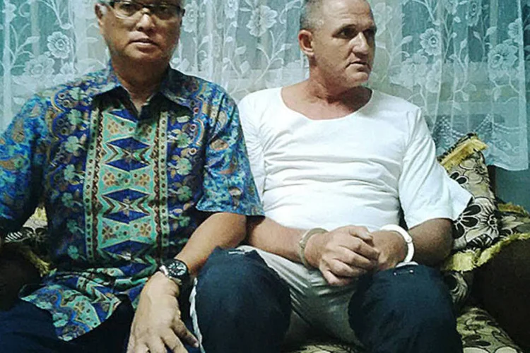 O brasileiro Marco Archer Cardoso Moreira (dir.) junto com seu advogado (Divulgação)