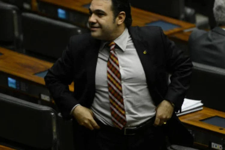 
	Ontem (3), depois de reuni&atilde;o da comiss&atilde;o na qual foi proibida a entrada de manifestantes, o pastor disse que est&aacute; sens&iacute;vel aos apelos dos l&iacute;deres, desde que n&atilde;o pe&ccedil;am para ele renunciar
 (Fabio Rodrigues Pozzebom/ABr)