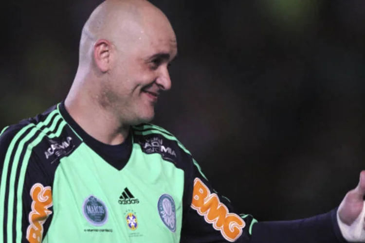 
	O goleiro Marcos:&nbsp;&quot;Agrade&ccedil;o ao meu pai que meu ensinou a amar o futebol. E a minha m&atilde;e, que me ensinou a amar o Palmeiras&quot;, afirmou o jogador durante sua despedida
 (REUTERS/Paulo Whitaker)