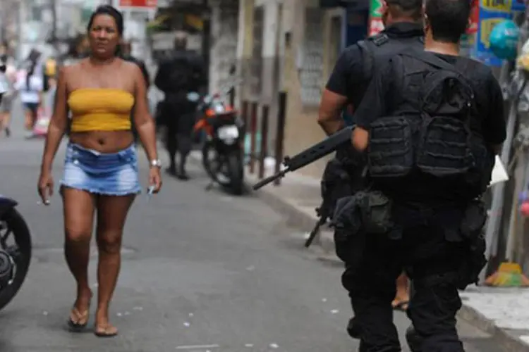 Primeiro dia útil após a ocupação pelas forças de segurança do estado nas favelas do Complexo da Maré (Tânia Rêgo/Agência Brasil)