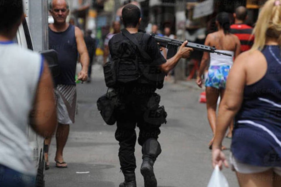Exército visita favela da região da Maré