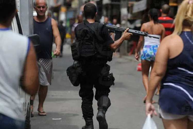 Primeiro dia útil após a ocupação pelas tropas das forças de segurança do estado nas favelas do Complexo da Maré, na zona norte do Rio (Tânia Rêgo/Agência Brasil)