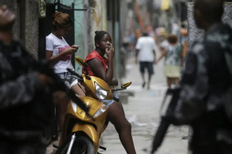 
	Policiais fazem patrulha na Favela da Mar&eacute;, no Rio de Janeiro: Minist&eacute;rio P&uacute;blico investiga uma eventual paralisa&ccedil;&atilde;o
 (REUTERS/Ricardo Moraes)