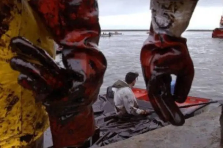 Pescadores durante a limpeza do maior vazamento de petróleo da história espanhola (AFP/Christophe Simon)