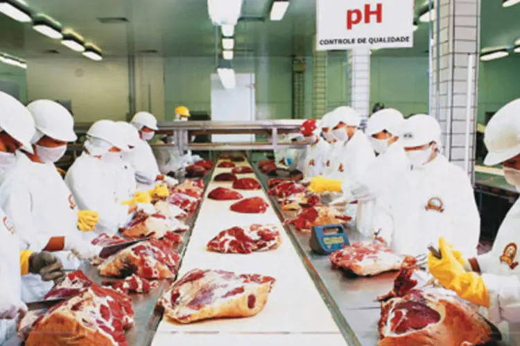 
	Companhia aliment&iacute;cia foi a &uacute;nica a se beneficiar da decis&atilde;o da China de autorizar frigor&iacute;ficos produtores de carnes a exportar produtos para o pa&iacute;s
 (.)
