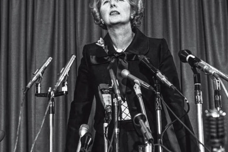 
	Segundo o escritor e jornalista Charles Moore, a situa&ccedil;&atilde;o pessoal de Margaret Thatcher (no poder entre 1979 e 1990) era dif&iacute;cil quando seus filhos g&ecirc;meos, Mark e Carol, eram pequenos
 (Latinstock)