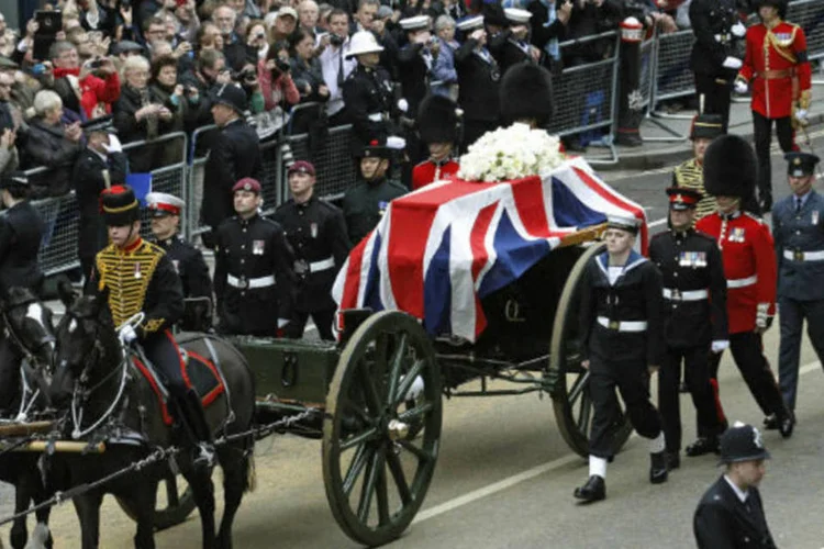 Multidão acompanha cortejo fúinebre da ex-primeira ministra britânica Margaret Thatcher pelas ruas de Londres (REUTERS/Luke MacGregor)